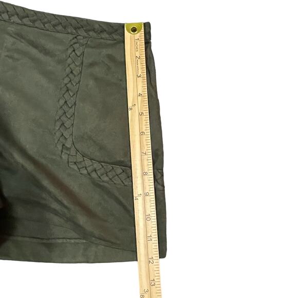 Gianni Bini High Rise Back Zip Shorts Women’s Size S Faux Suede Olive Green - Picture 10 of 10